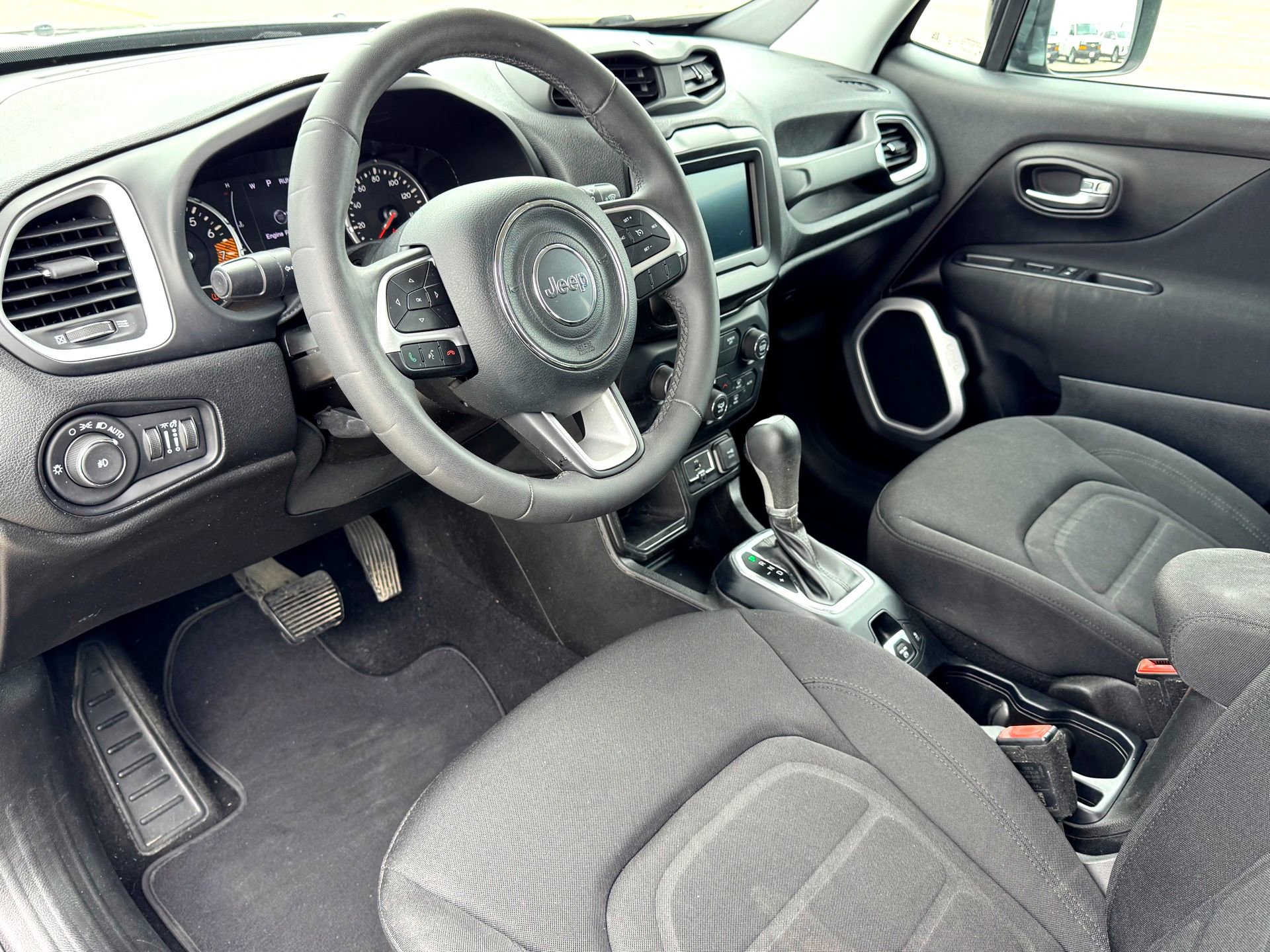 Used 2020 Jeep Renegade Latitude FWD image 11