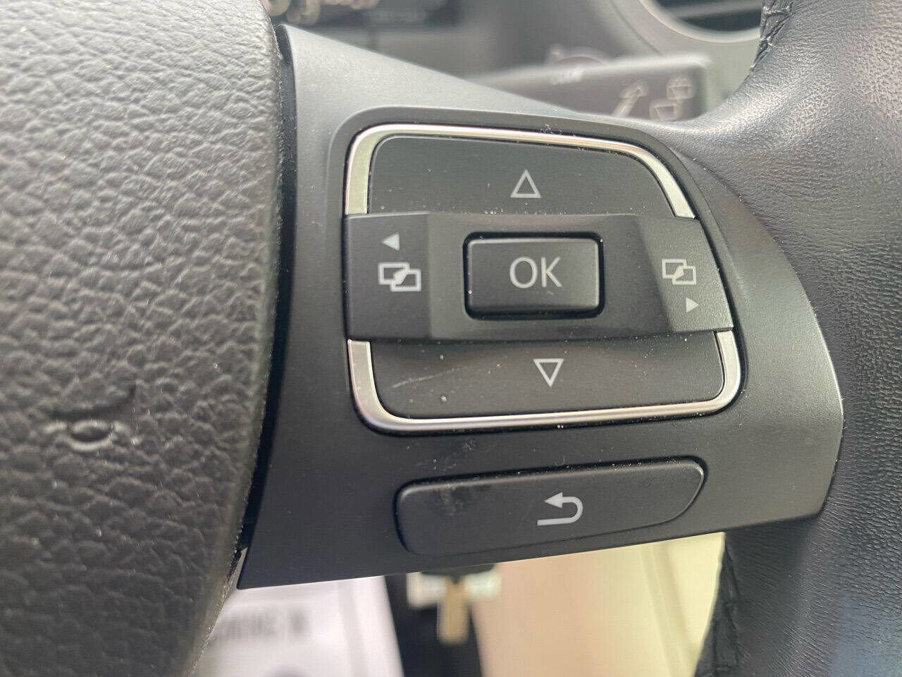 Used 2013 Volkswagen Tiguan SE image 32