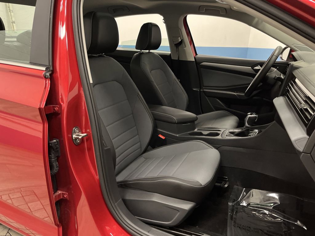 Used 2025 Volkswagen Jetta SE w/ Sunroof Package image 29