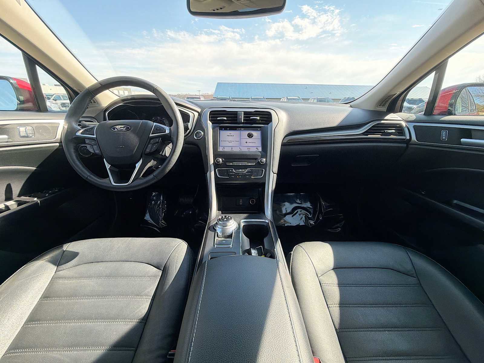 Used 2017 Ford Fusion SE w/ Fusion SE Technology Package image 12