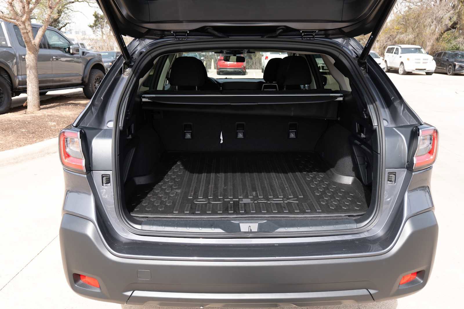 Used 2025 Subaru Outback Premium image 29