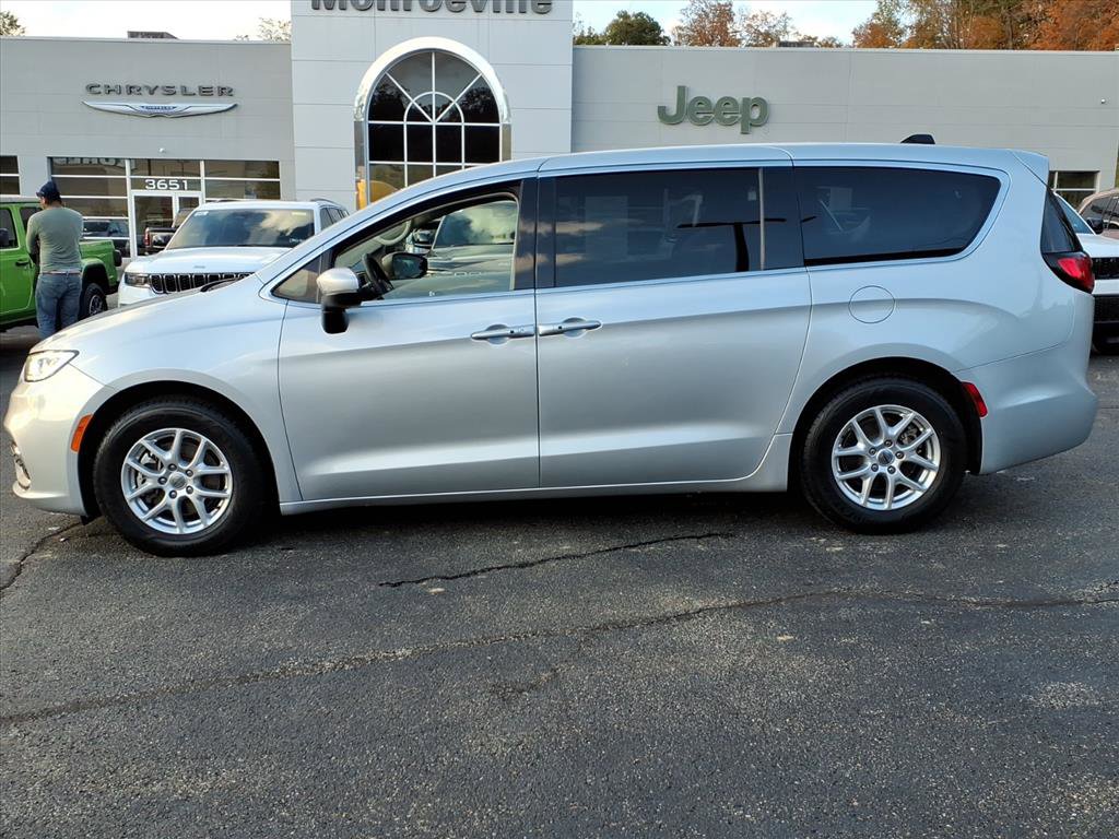 Used 2023 Chrysler Pacifica Touring-L image 2