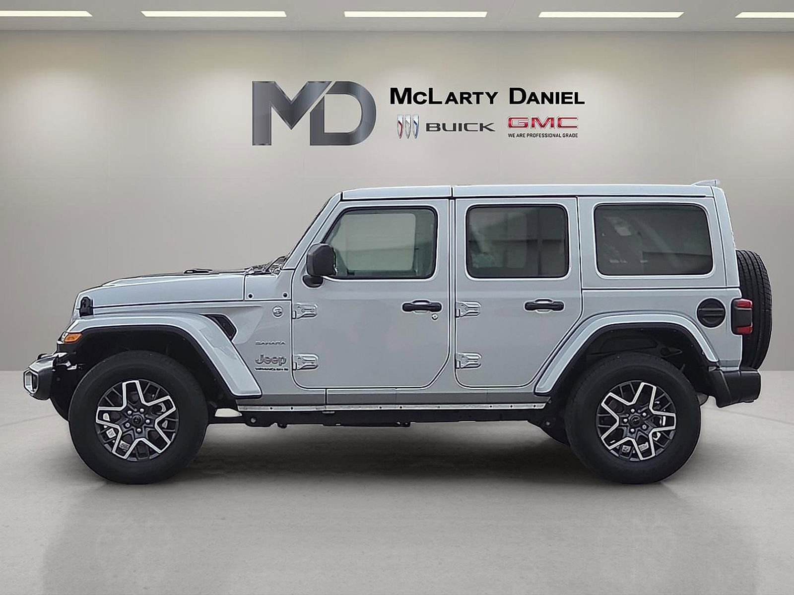 Used 2024 Jeep Wrangler Unlimited Sahara w/ Technology Group AWD/4WD image 3