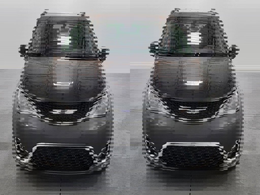 Used 2020 Chrysler Pacifica Touring-L image 3