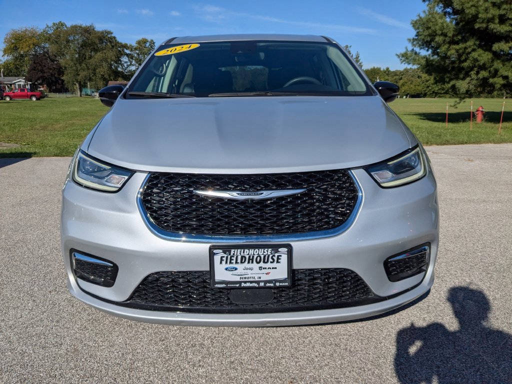 Used 2024 Chrysler Pacifica Touring-L FWD image 2