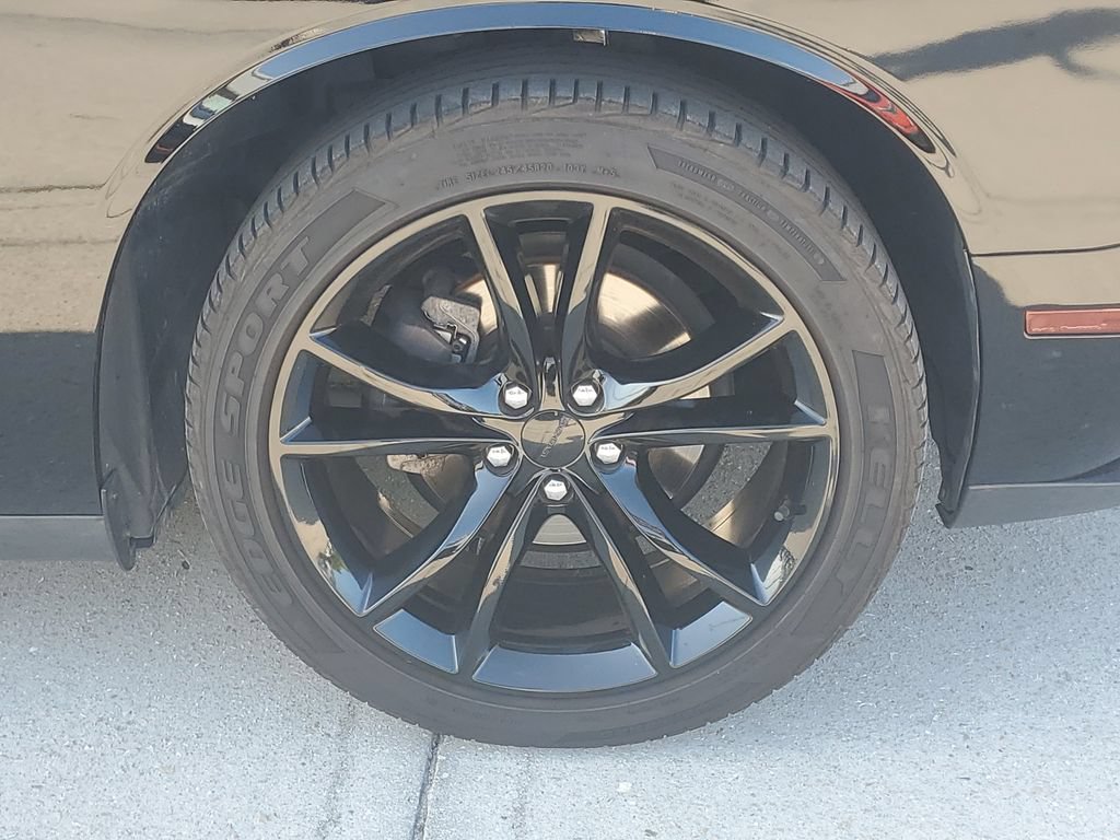 Used 2018 Dodge Challenger SXT RWD image 9