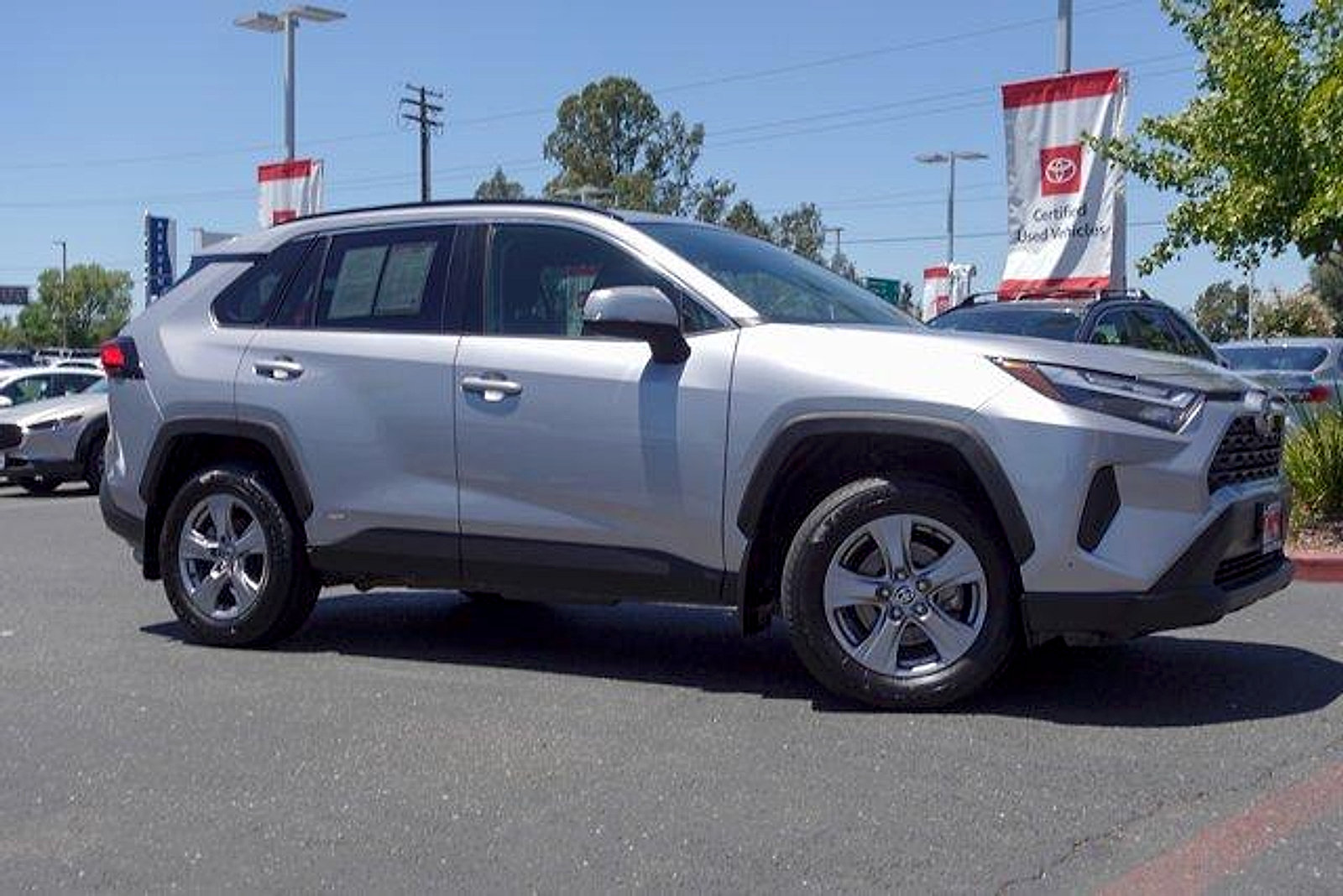 Used 2023 Toyota RAV4 LE AWD/4WD image 4
