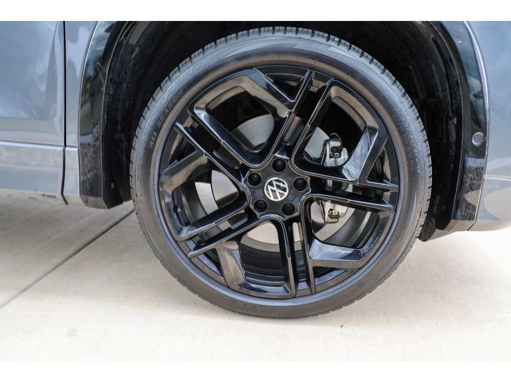 Used 2025 Volkswagen Tiguan SE R-Line image 17