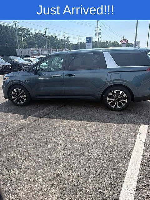 Used 2024 Kia Carnival EX FWD image 4