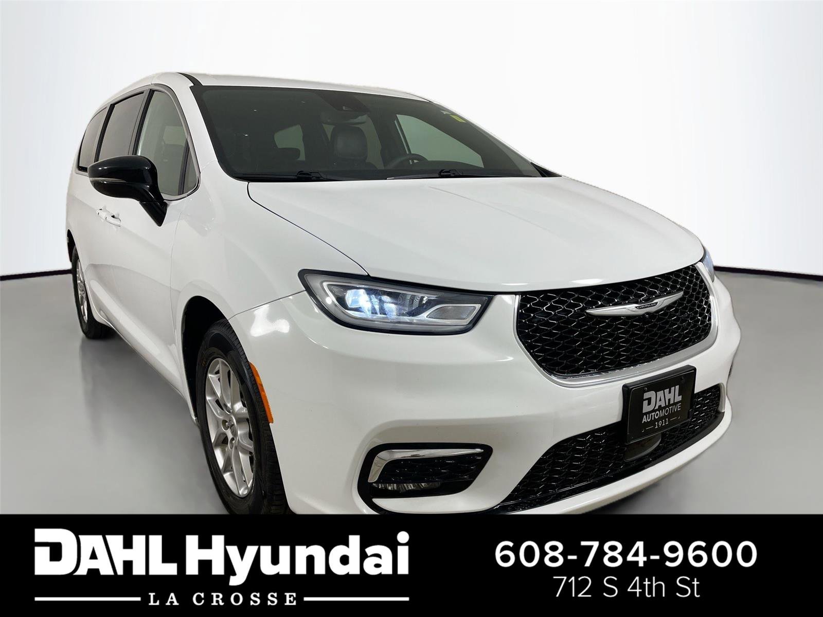 Used 2025 Chrysler Pacifica Select