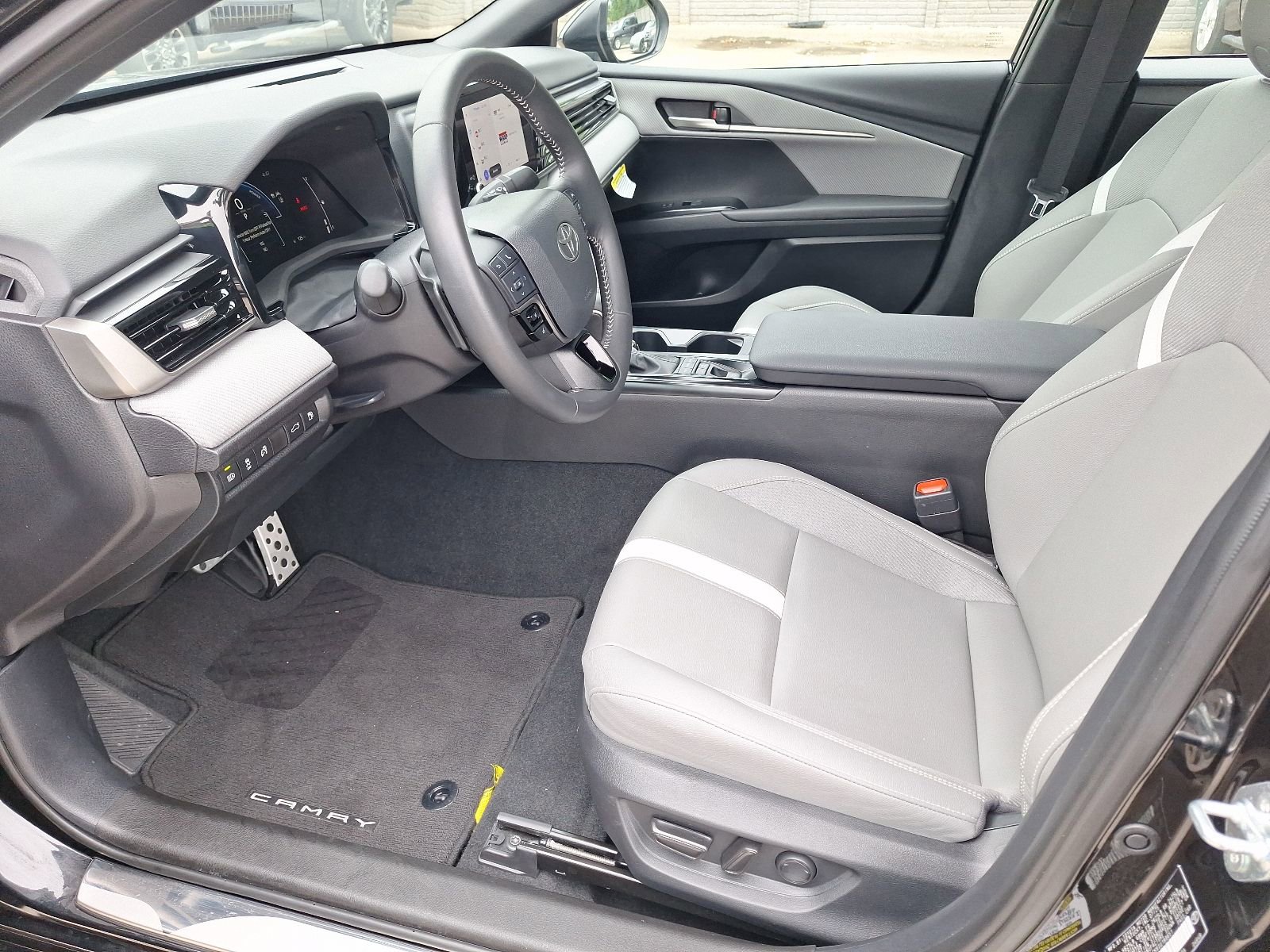 Used 2025 Toyota Camry SE FWD image 15