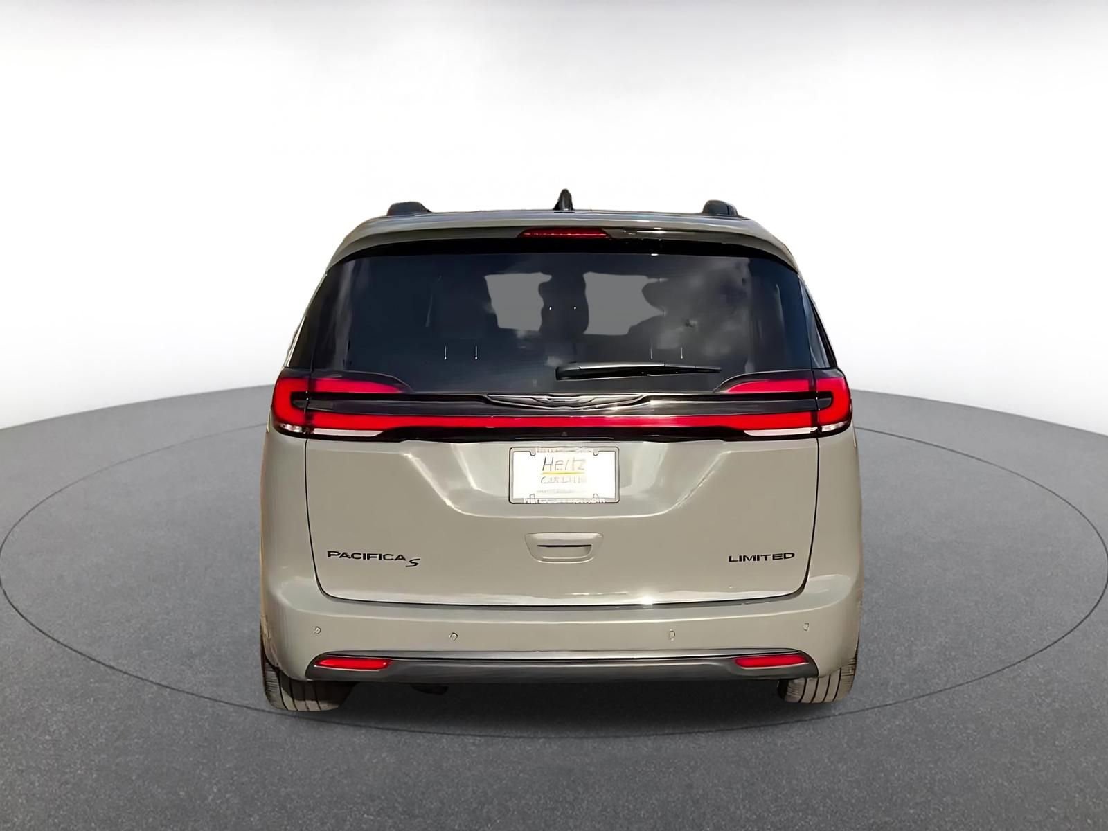 Used 2025 Chrysler Pacifica Limited image 12