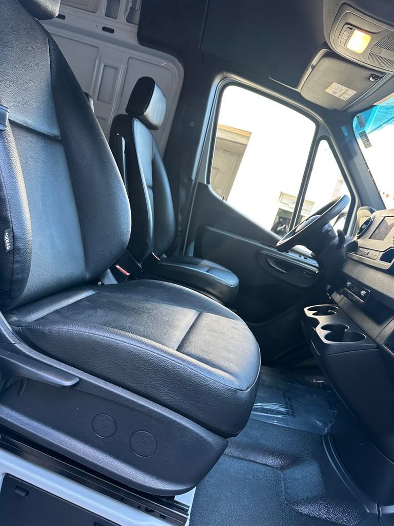 Used 2024 Mercedes-Benz Sprinter 2500 w/ Acoustic Package image 31