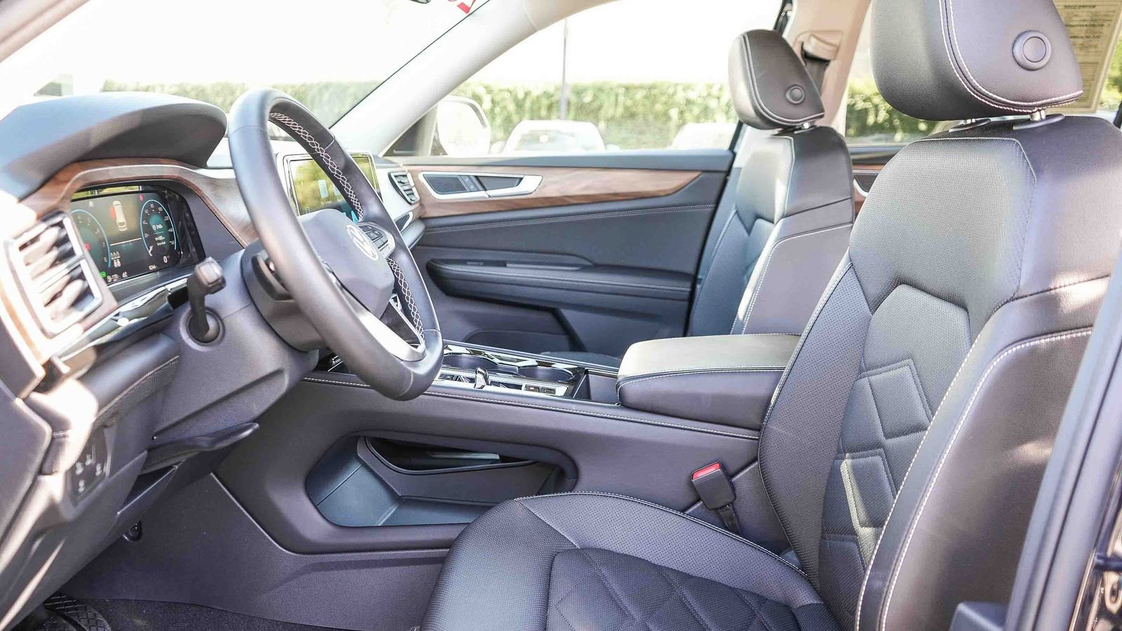 Used 2025 Volkswagen Atlas SE w/ Panoramic Sunroof Package FWD image 17