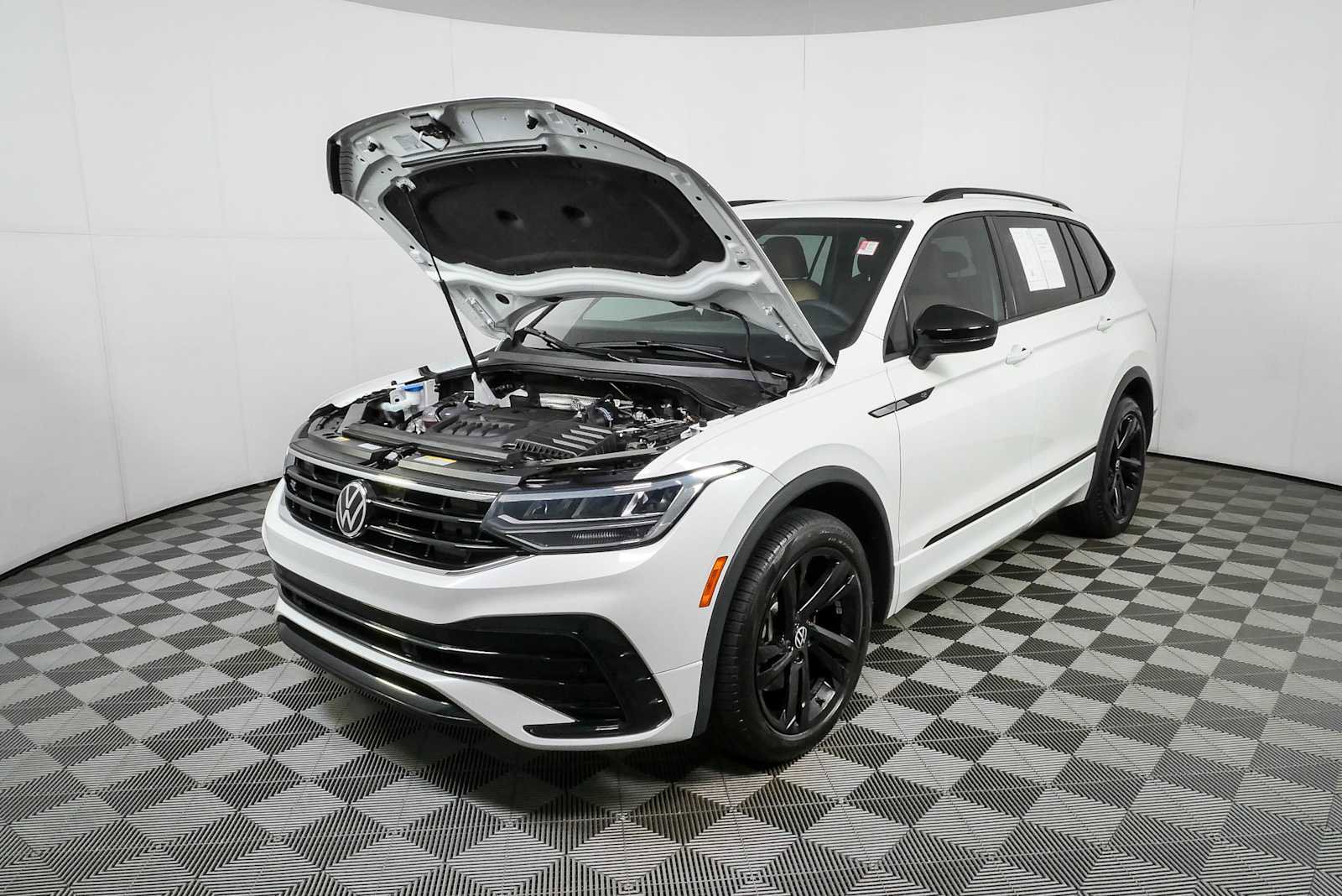 Certified 2023 Volkswagen Tiguan SE R-Line FWD image 36