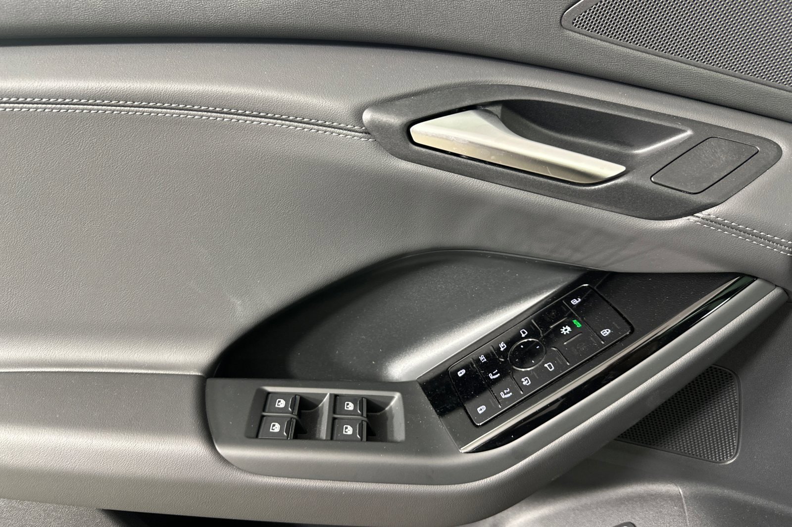 New 2025 Audi Q6 e-tron Premium image 10