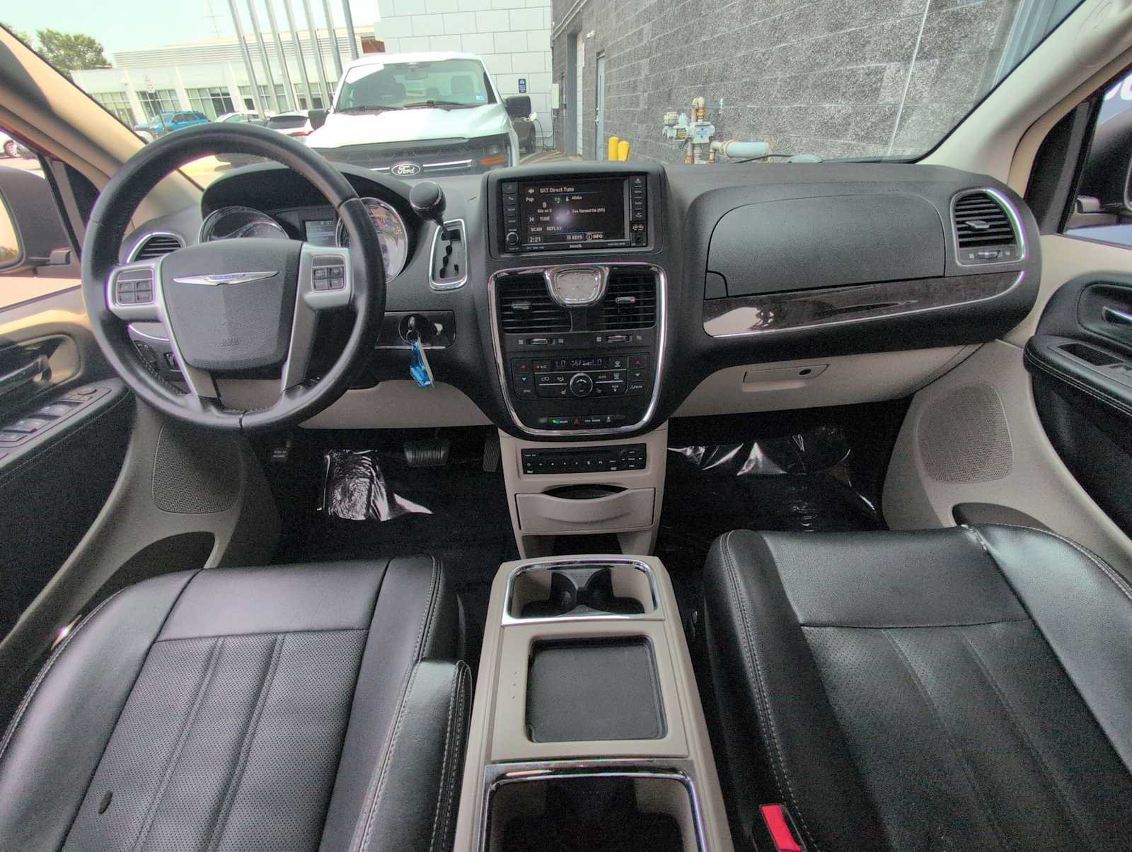 Used 2011 Chrysler Town & Country Touring-L w/ Entertainment Group #2 FWD image 15