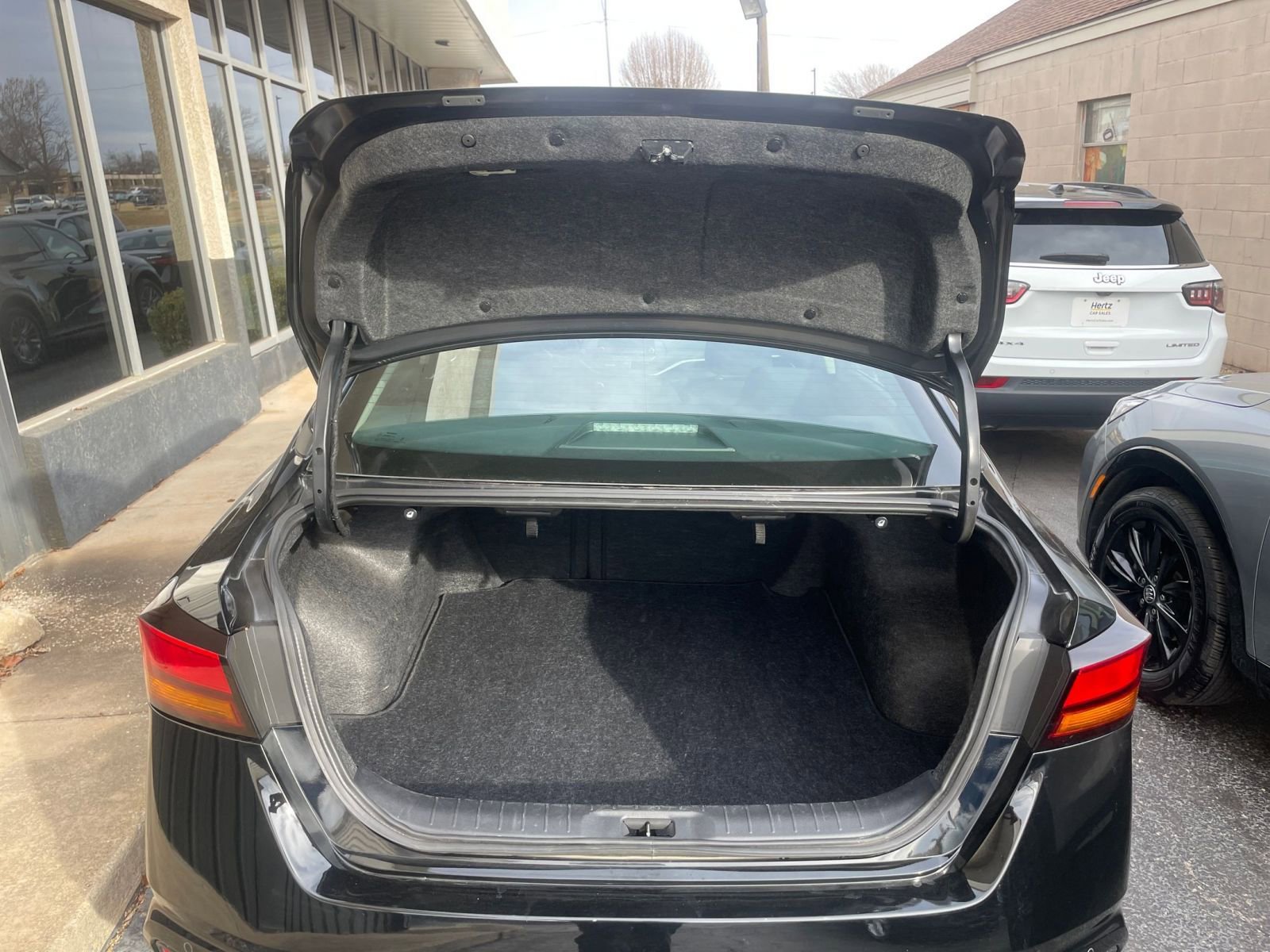 Used 2025 Nissan Altima 2.5 SV image 30