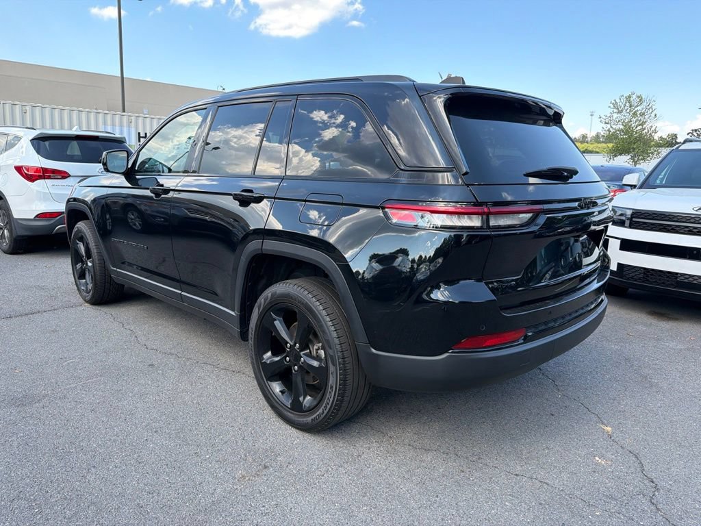 Used 2023 Jeep Grand Cherokee Limited w/ Black Appearance Package AWD/4WD image 10