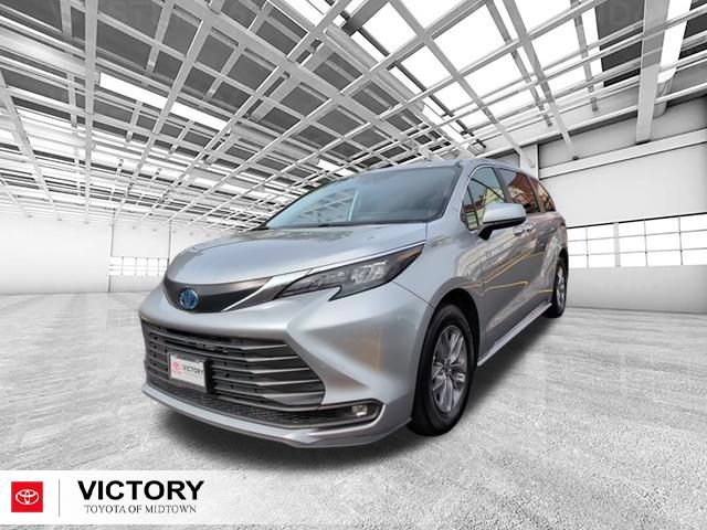Certified 2025 Toyota Sienna XLE FWD image 8
