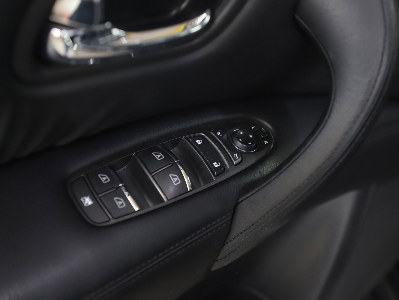 Used 2023 Nissan Armada SL w/ Captain's Chairs Package image 22