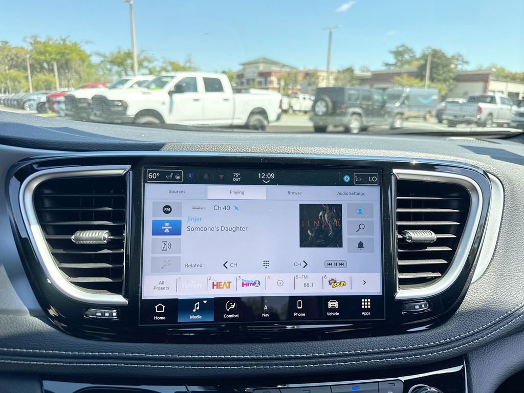 New 2026 Chrysler Pacifica Limited w/ Trailer Tow Group image 20