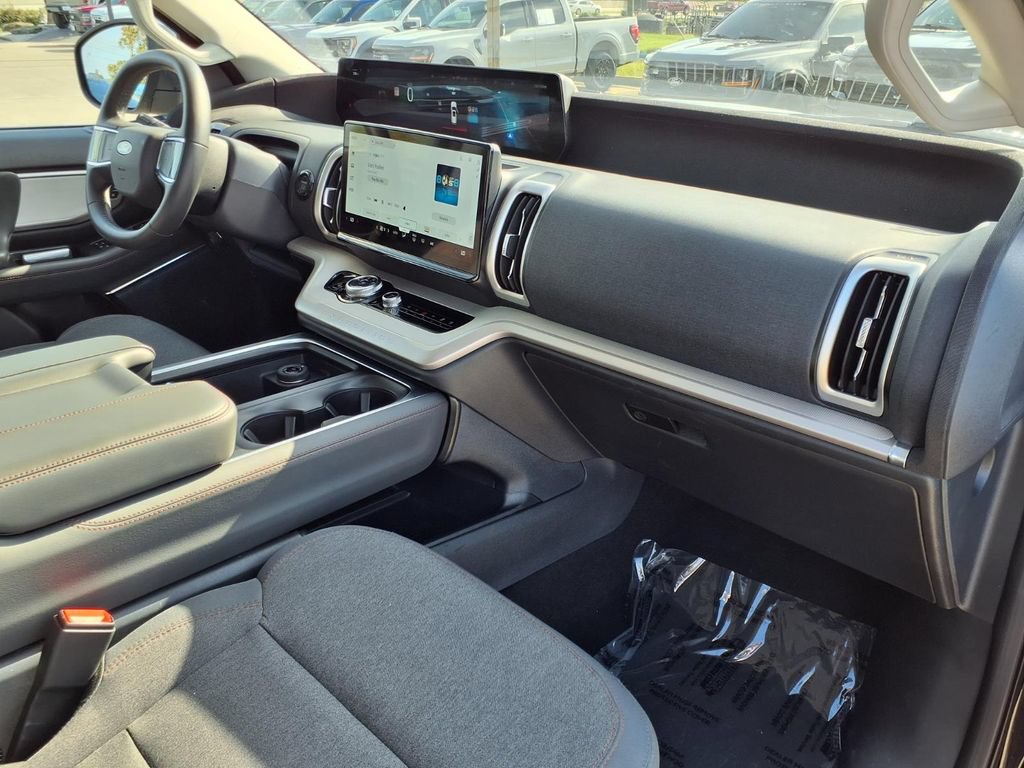 Used 2025 Ford Expedition Active AWD/4WD image 28