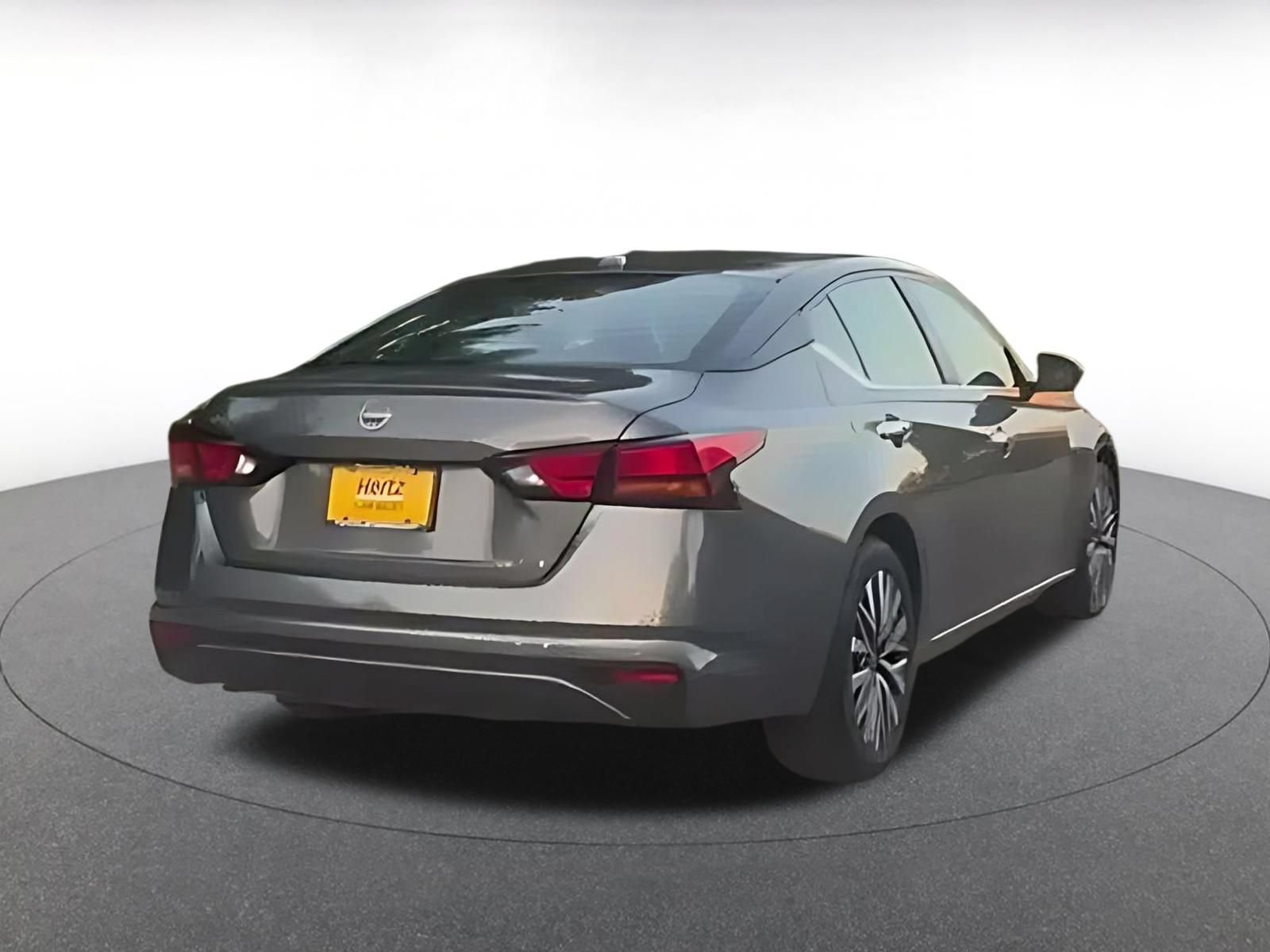 Used 2025 Nissan Altima 2.5 SV FWD image 12