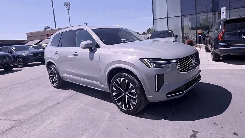 Certified 2025 Volvo XC90 B5 Plus AWD/4WD image 2