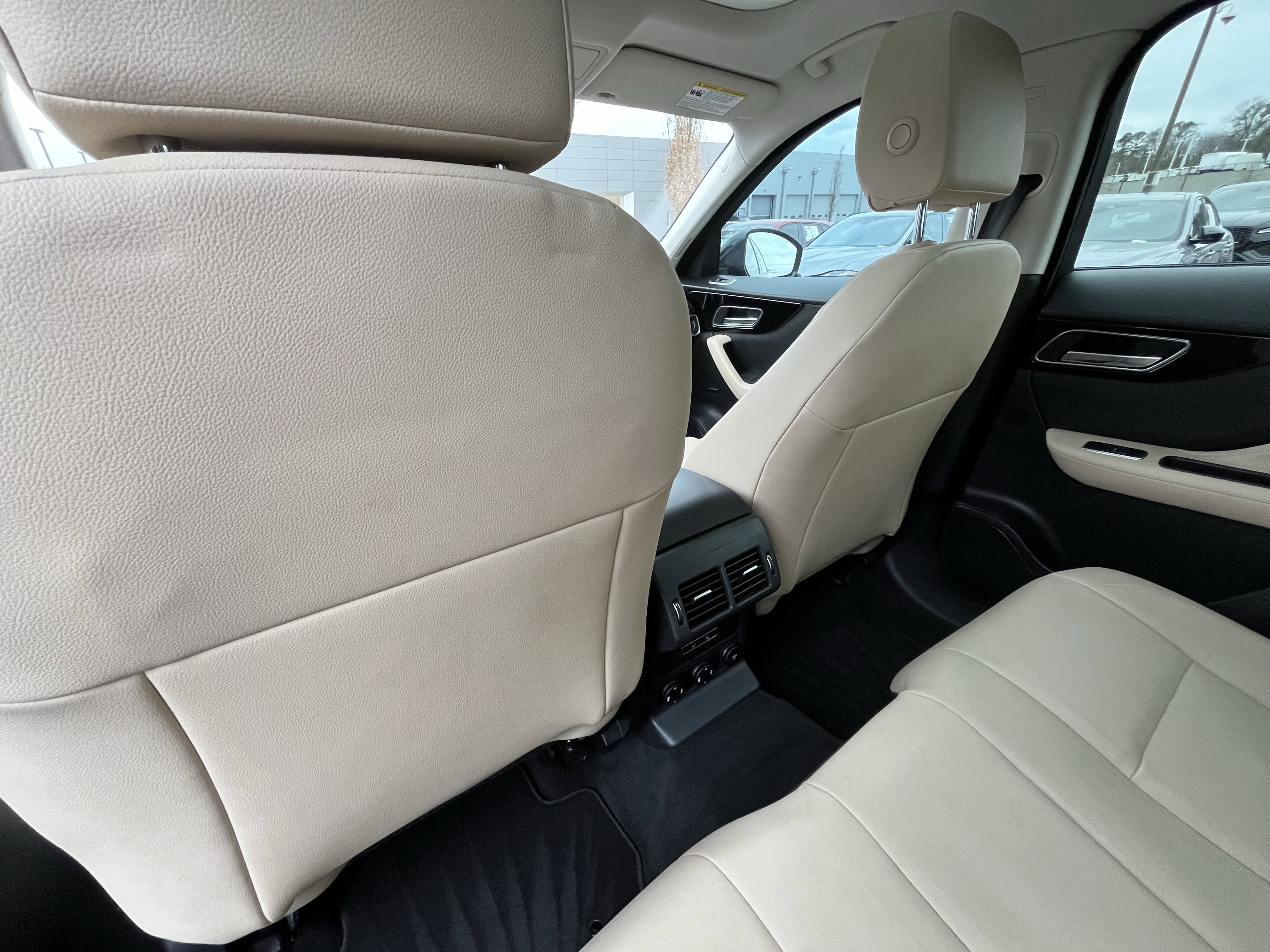 Used 2018 Jaguar F-PACE Premium image 33