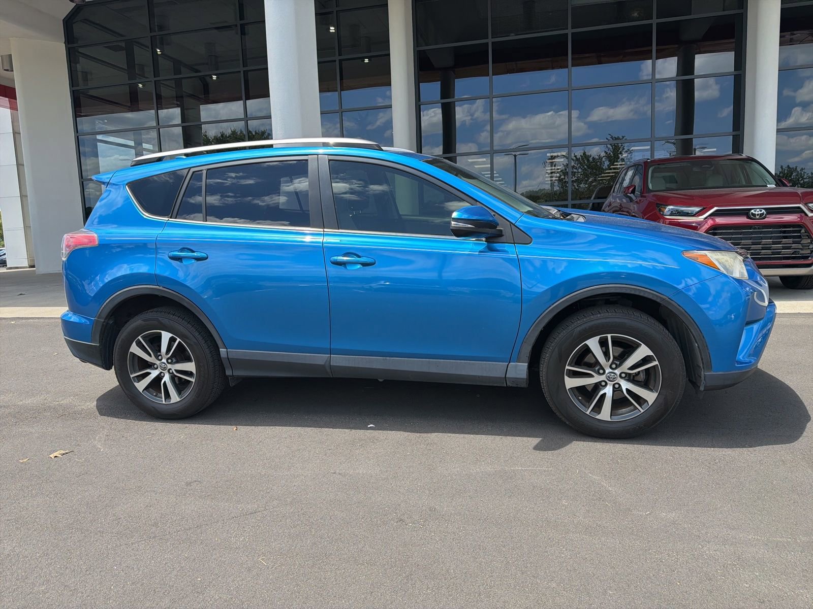 Used 2017 Toyota RAV4 XLE FWD image 3