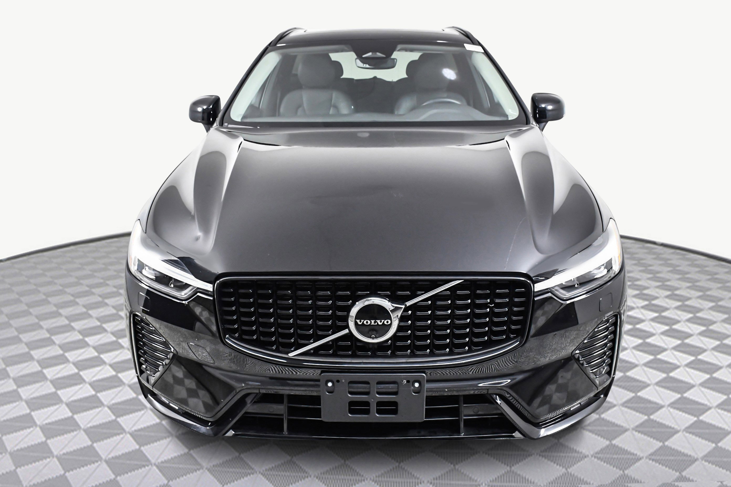 Used 2024 Volvo XC60 B5 Plus image 2