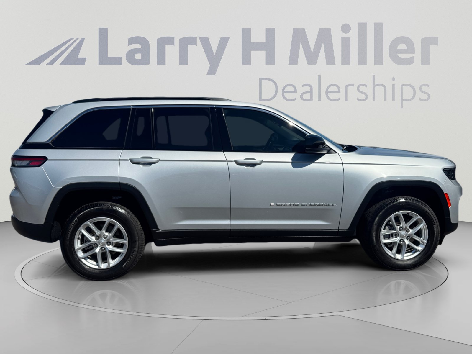 Used 2025 Jeep Grand Cherokee Laredo w/ Luxury Tech Group I AWD/4WD image 6