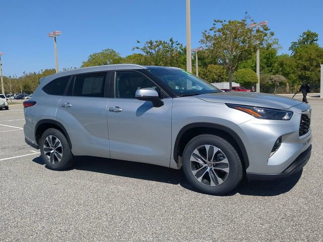 Used 2023 Toyota Highlander XLE image 2
