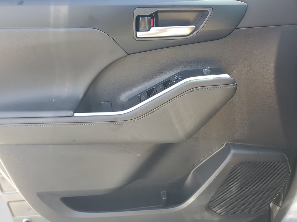 Used 2025 Toyota Highlander XLE FWD image 19