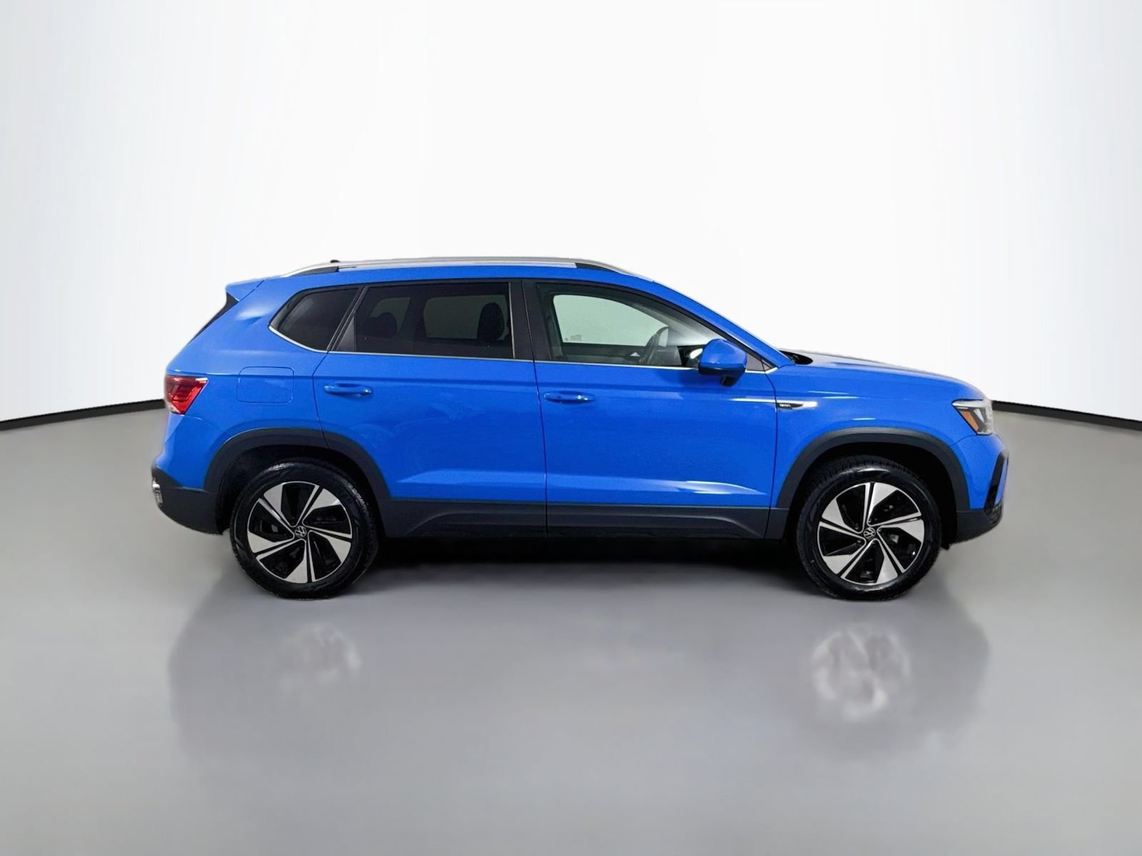 Certified 2023 Volkswagen Taos SE w/ Panoramic Sunroof Package AWD/4WD image 8