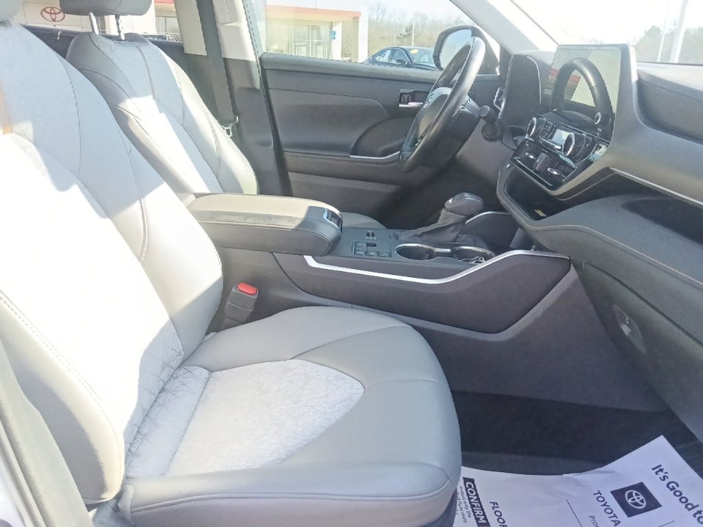 Used 2023 Toyota Highlander Bronze Edition image 33