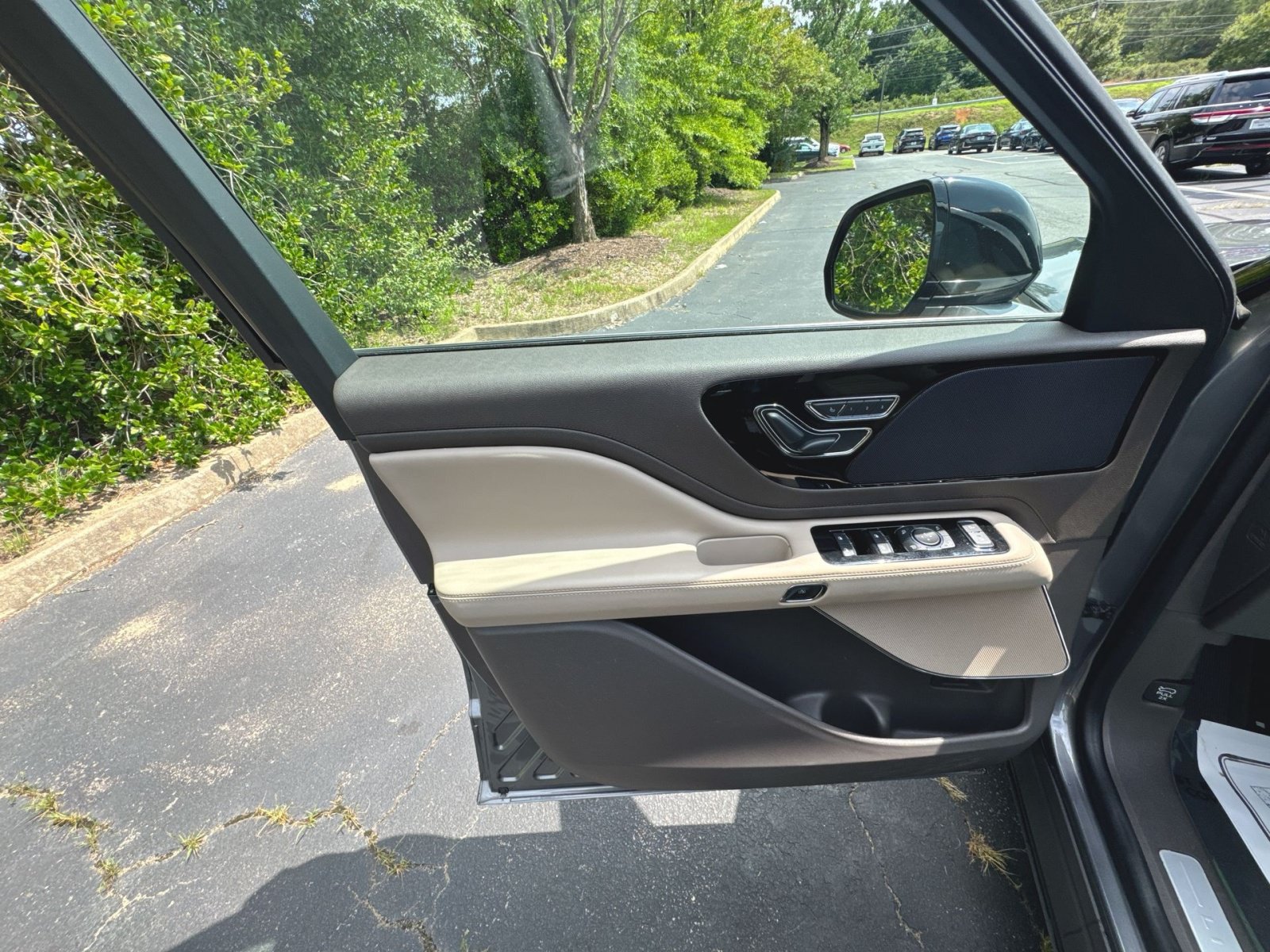 Used 2023 Lincoln Aviator AWD w/ Premium Package image 9