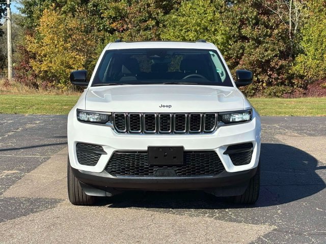 Used 2023 Jeep Grand Cherokee Laredo w/ Luxury Tech Group I AWD/4WD image 34