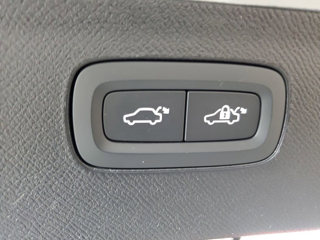 Certified 2025 Volvo XC90 B6 Core w/ Climate Package image 12