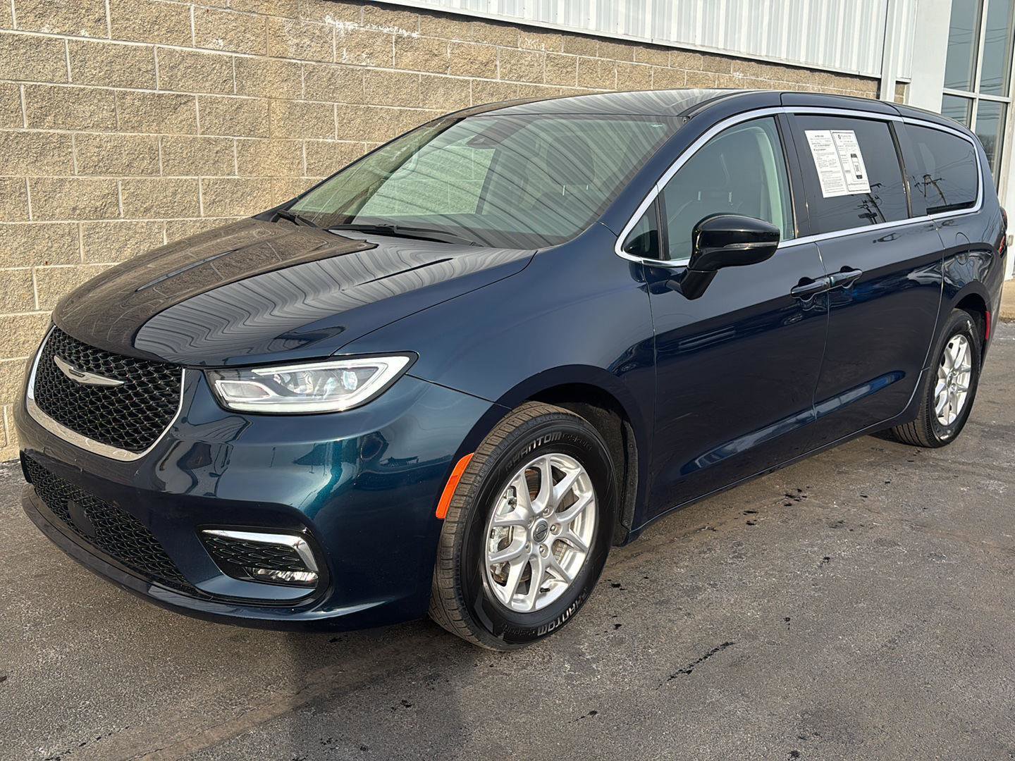 Used 2024 Chrysler Pacifica Touring-L FWD image 37