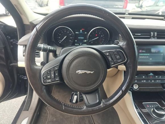 Used 2017 Jaguar XF Prestige image 6