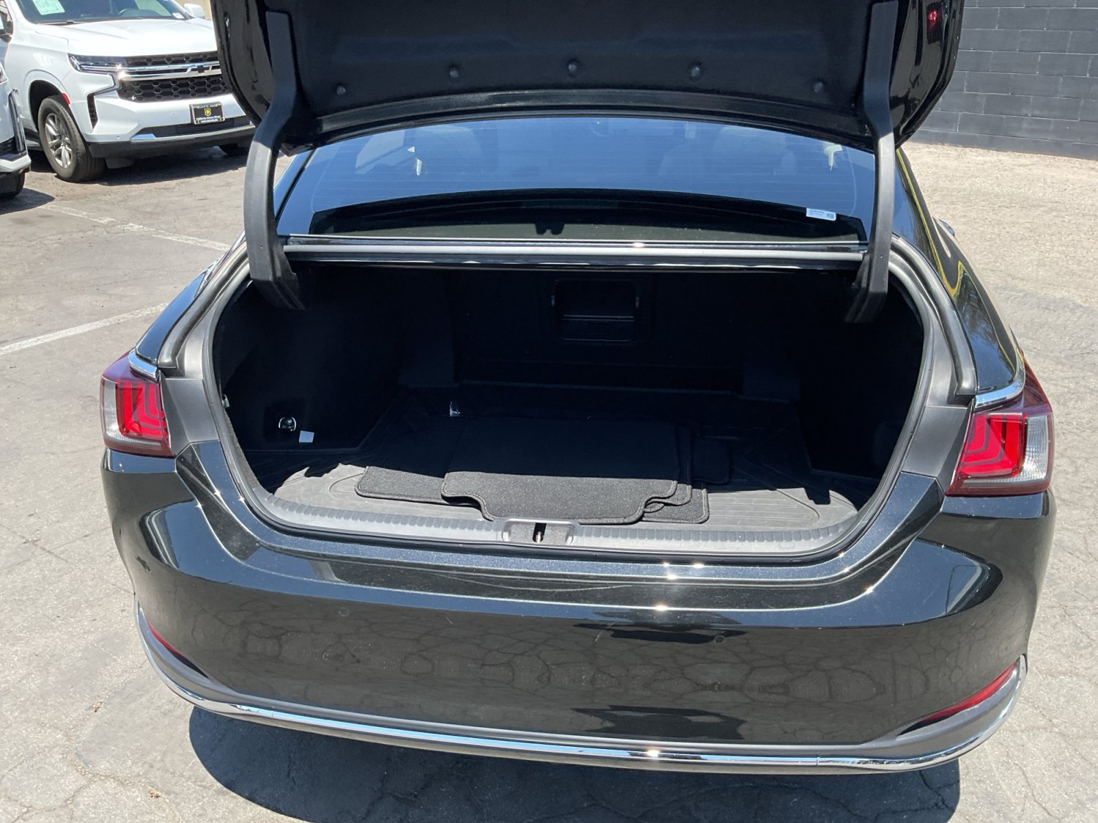 Used 2025 Lexus ES 300h w/ Premium Package FWD image 26