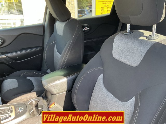 Used 2017 Jeep Cherokee Sport w/ Cold Weather Group FWD image 21