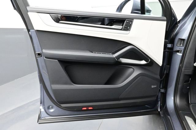 New 2026 Porsche Cayenne GTS AWD/4WD image 7