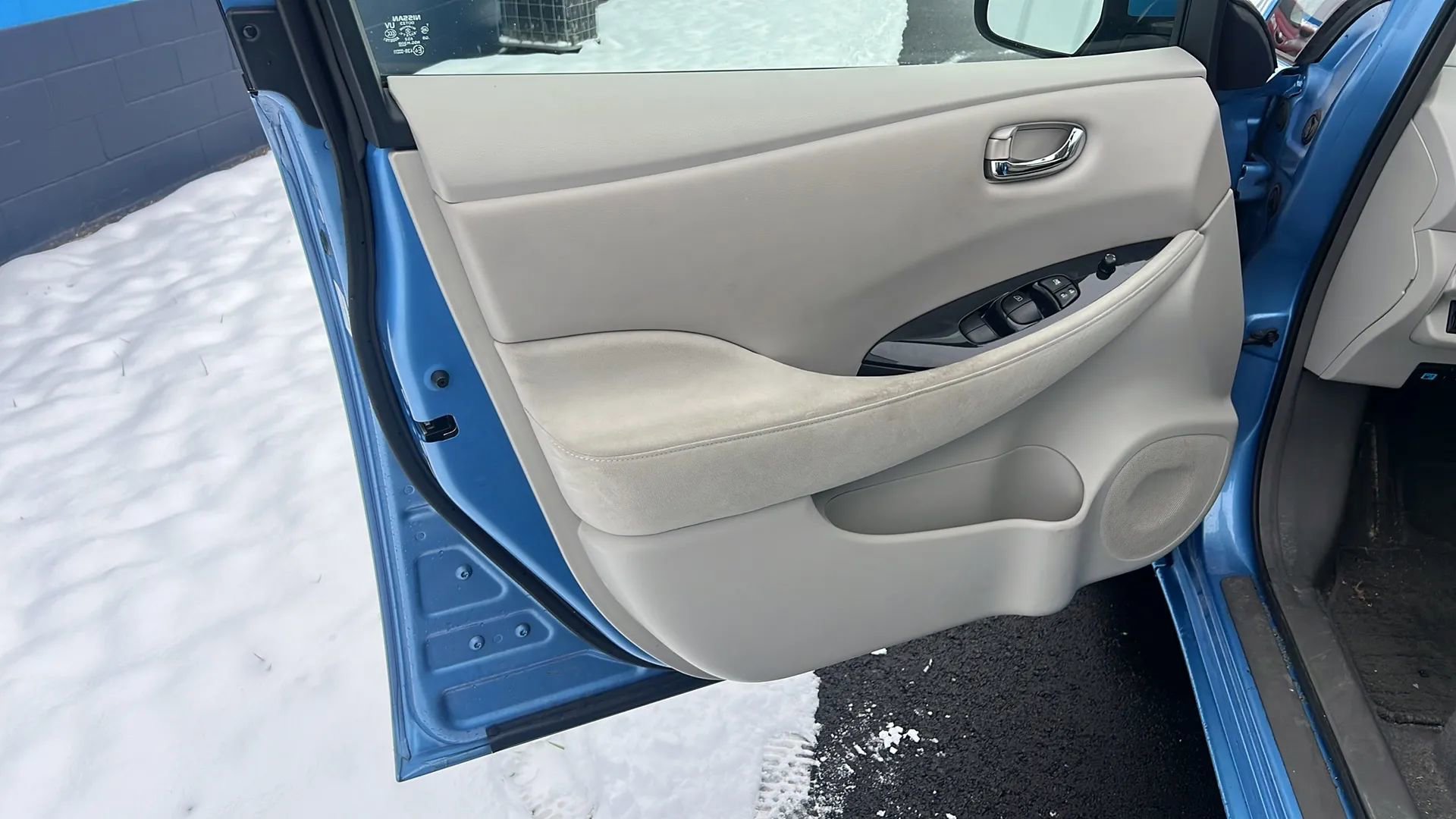 Used 2011 Nissan Leaf SL image 3