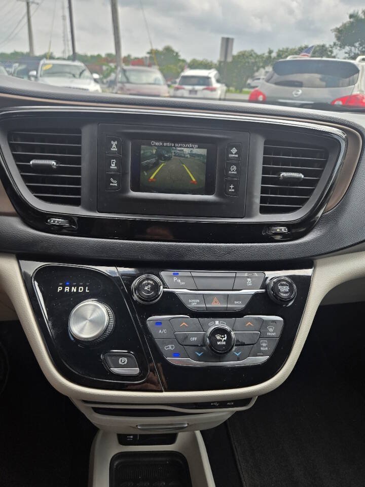 Used 2017 Chrysler Pacifica LX FWD image 53