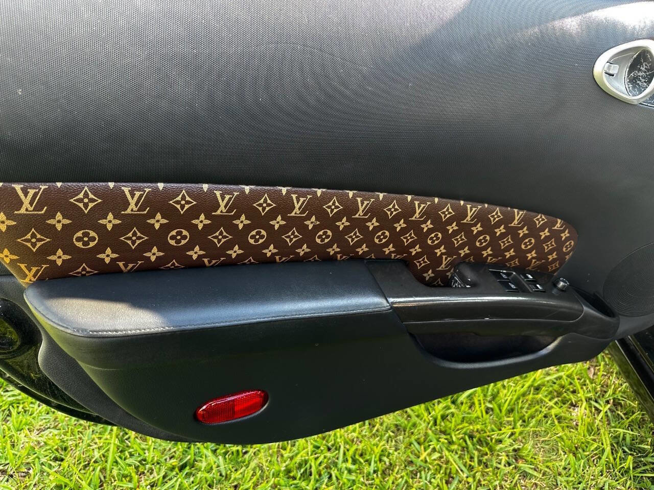 Used 2006 Nissan 350Z Touring w/ (N93) Cargo Convenience Pkg image 13