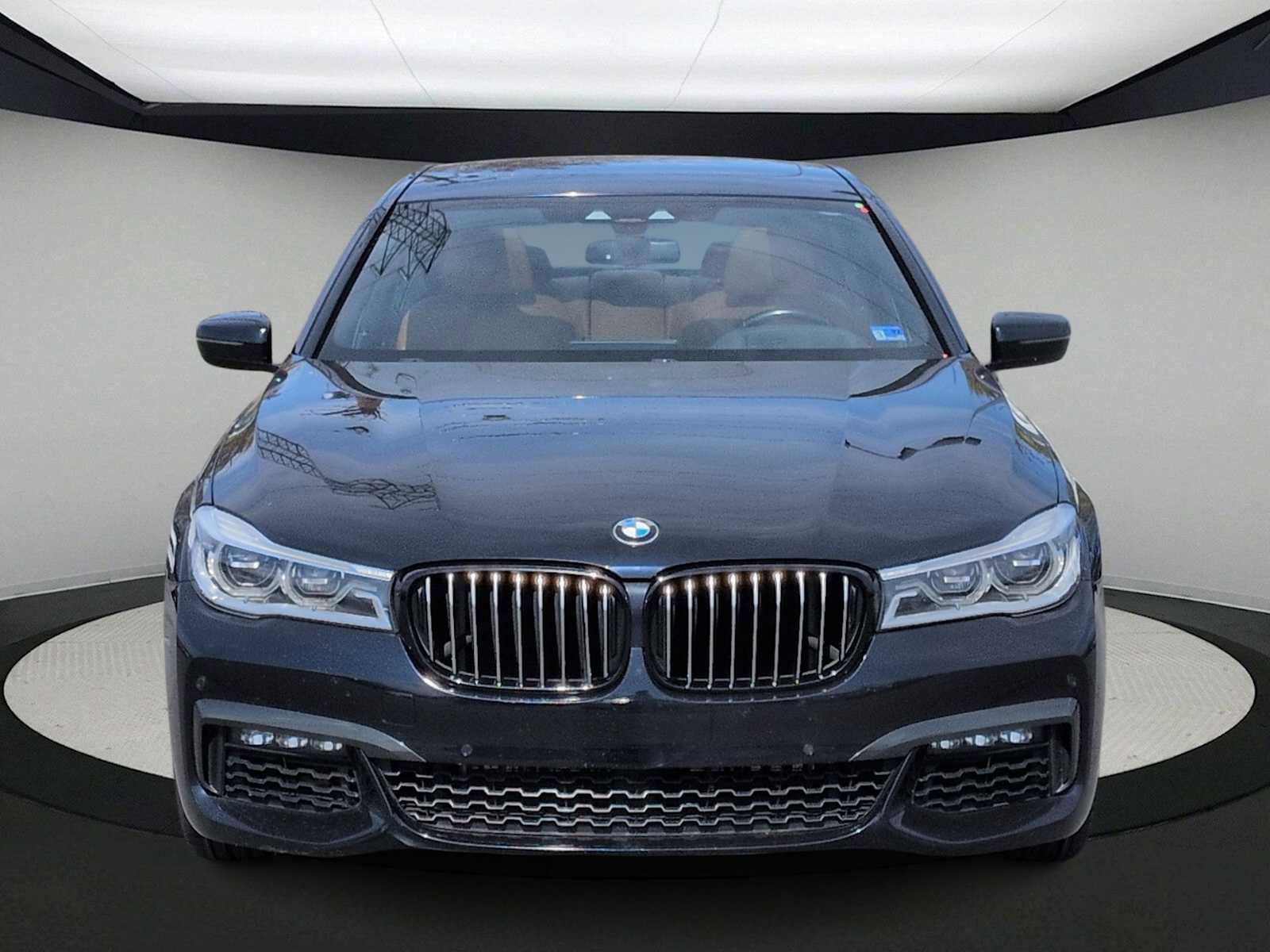 Used 2019 BMW 750i xDrive w/ M Sport Package image 3