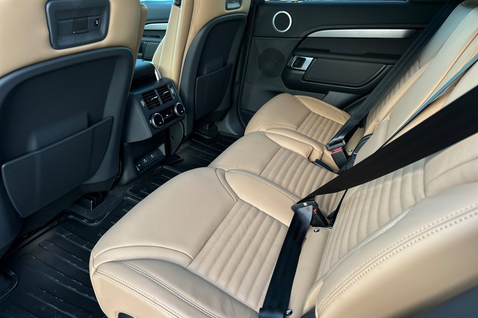 New 2025 Land Rover Discovery Dynamic SE image 11